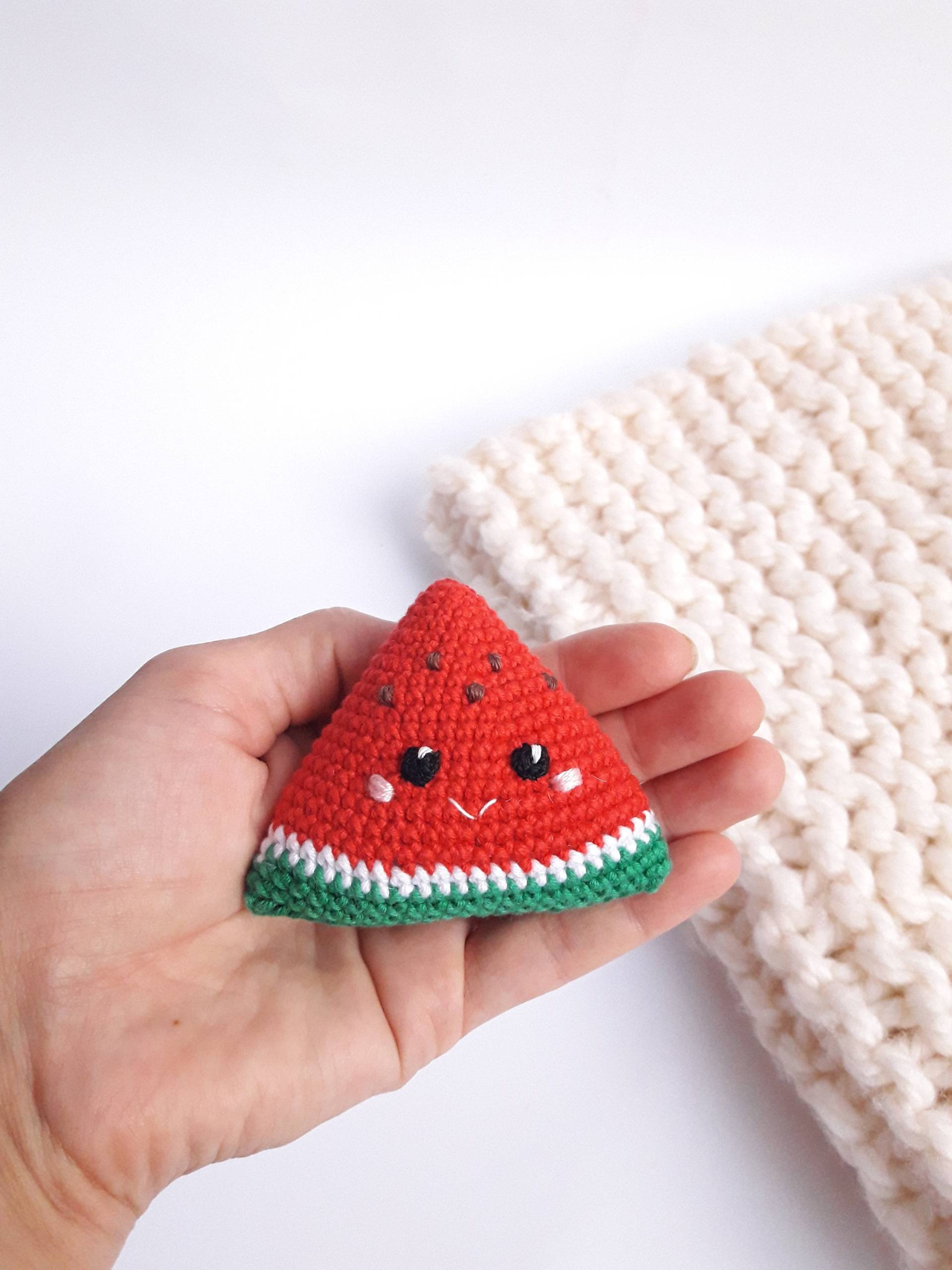 Wassermelonen-Kawaii-Rassel | 1 Stück, Beißzähne, Spielfutter, Häkelfutter, Umweltfreundliches Spielzeug, Babyspielzeug, Obst-Kuscheltier von Etsy - RainbowHappiness