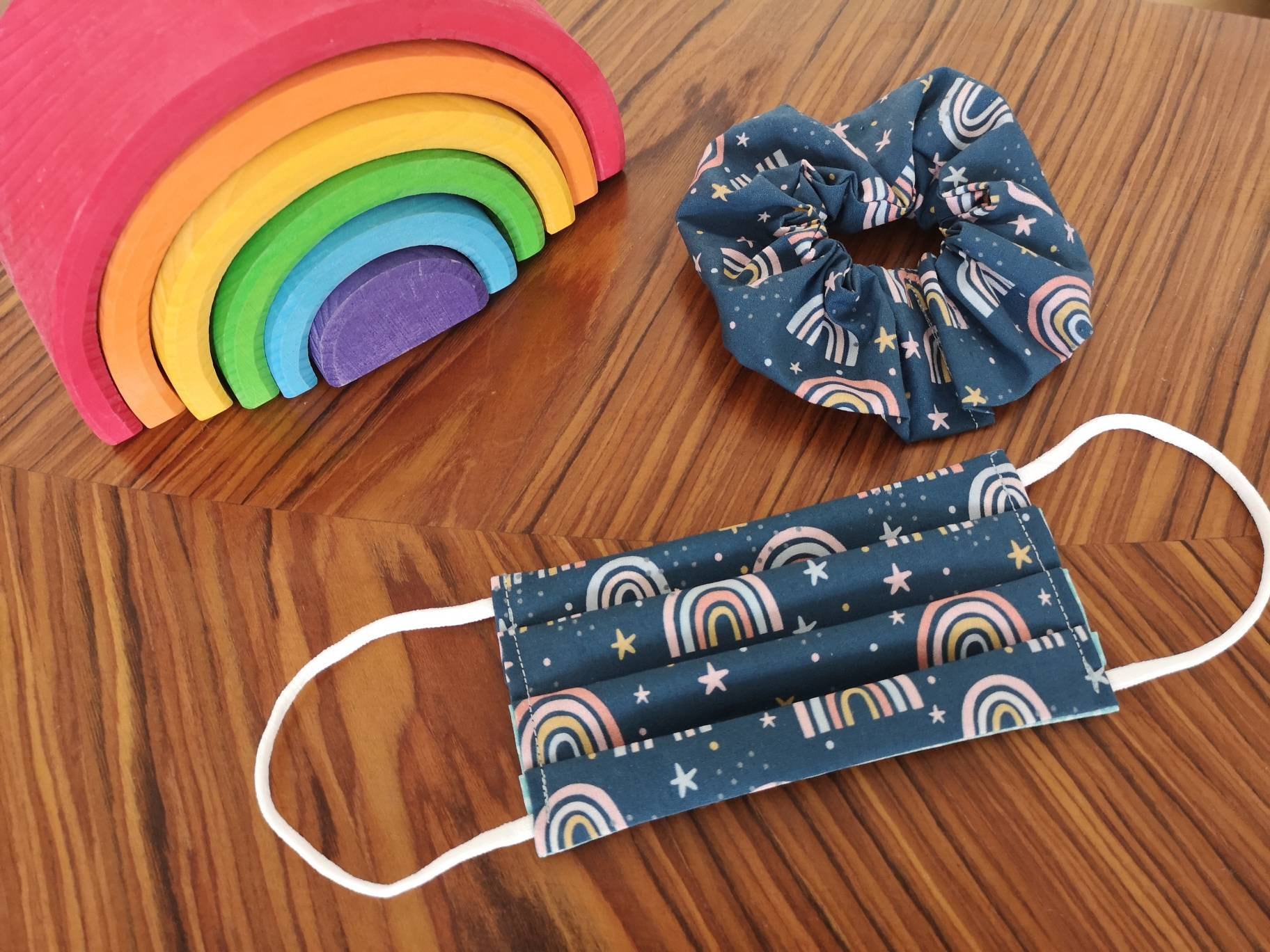 Set Kindermaske Und Zopfgummi - Regenbogen Set Kindermaske Und Zopfgummi - Regenbogen von Etsy - Raisingalittlebear