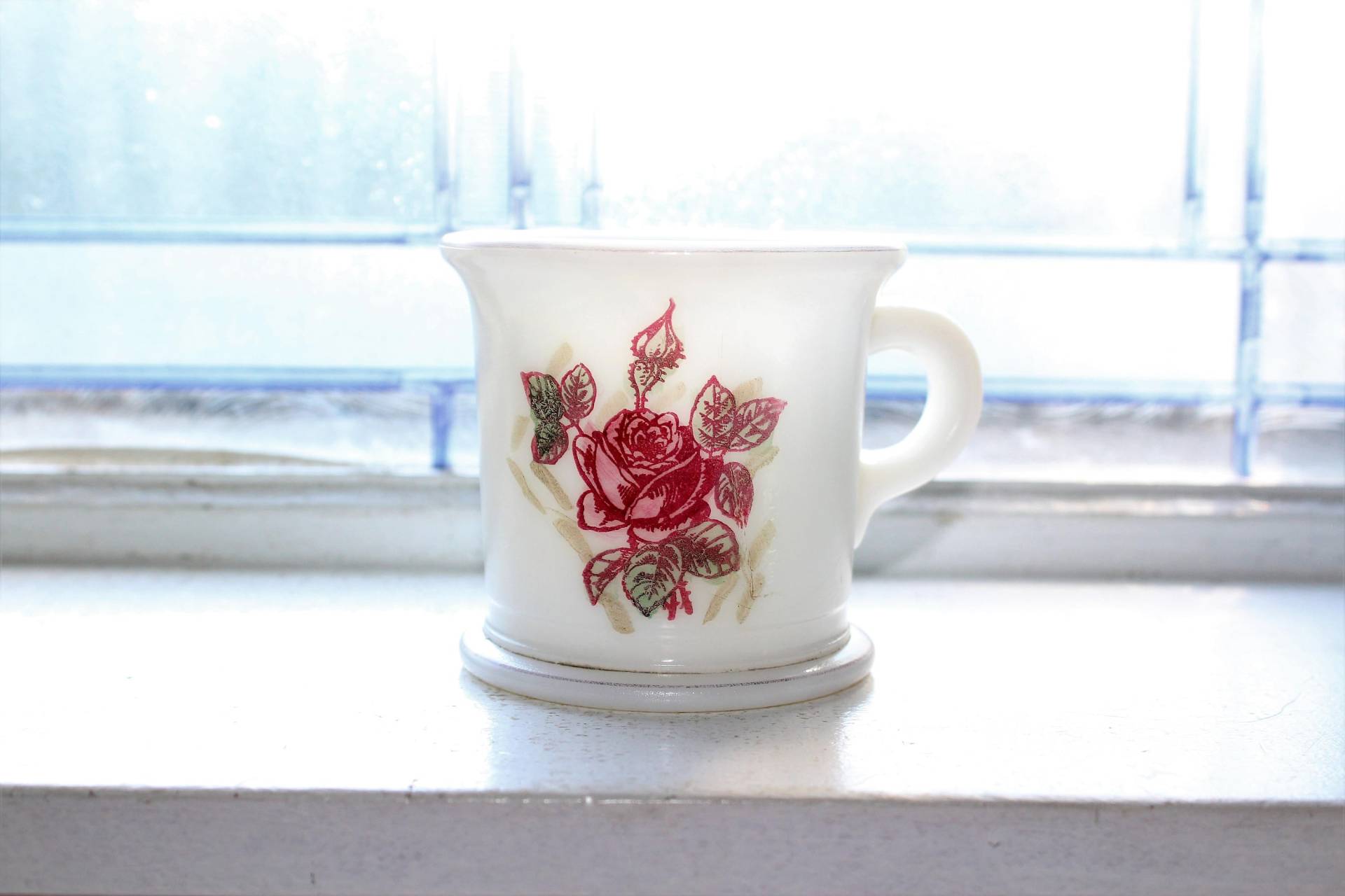 Vintage Rasiertasse Aus Milchglas Mit Roten Rosen von Etsy - RedRiverAntiques