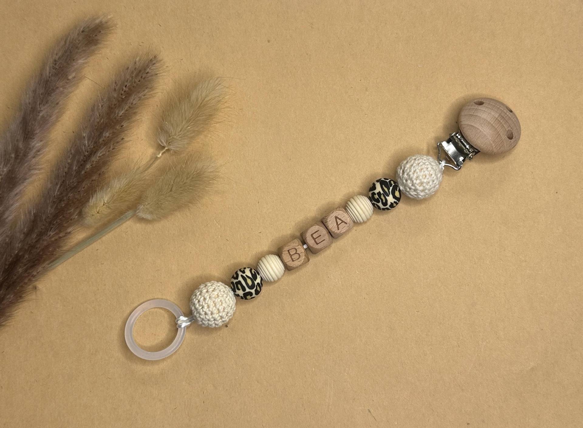 Personalisierte Schnullerkette Mit Leopardenperlen von Etsy - ReginaBabyetsy