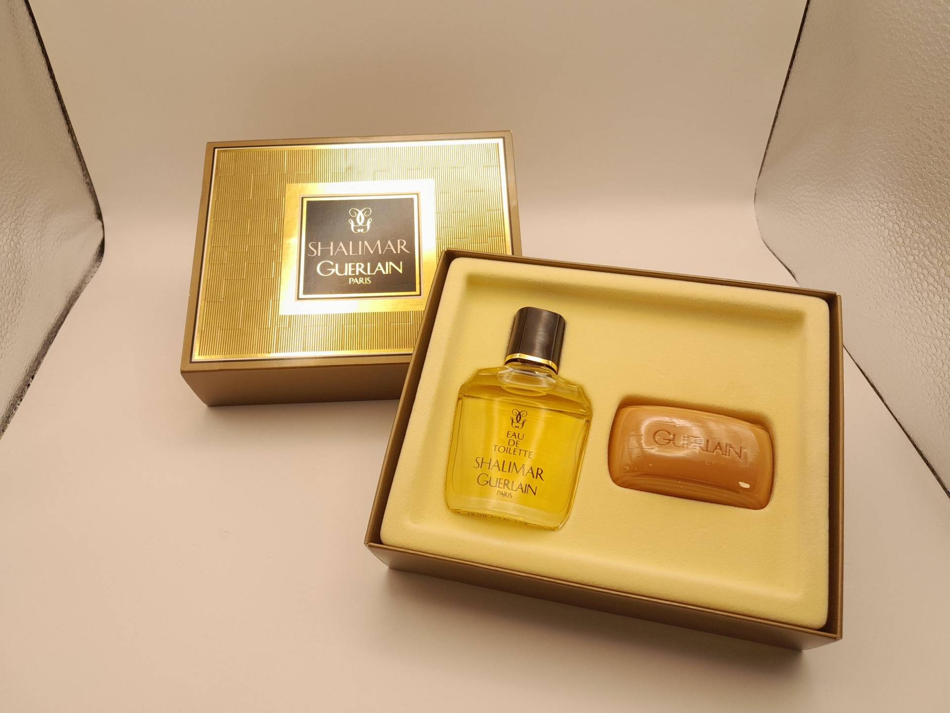 Guerlain Shalimar | 1983 - 15 Ml Eau De Toilette Und 25 G Duftseife Im Set Vintage 1980Er Jahre Damenparfüm Guerlain Shalimar | 1983 - 15 Ml Eau De Toilette Und 25 G Duftseife Im Set Vintage 1980Er Jahre Damenparfüm von Etsy - ReginasPerfume