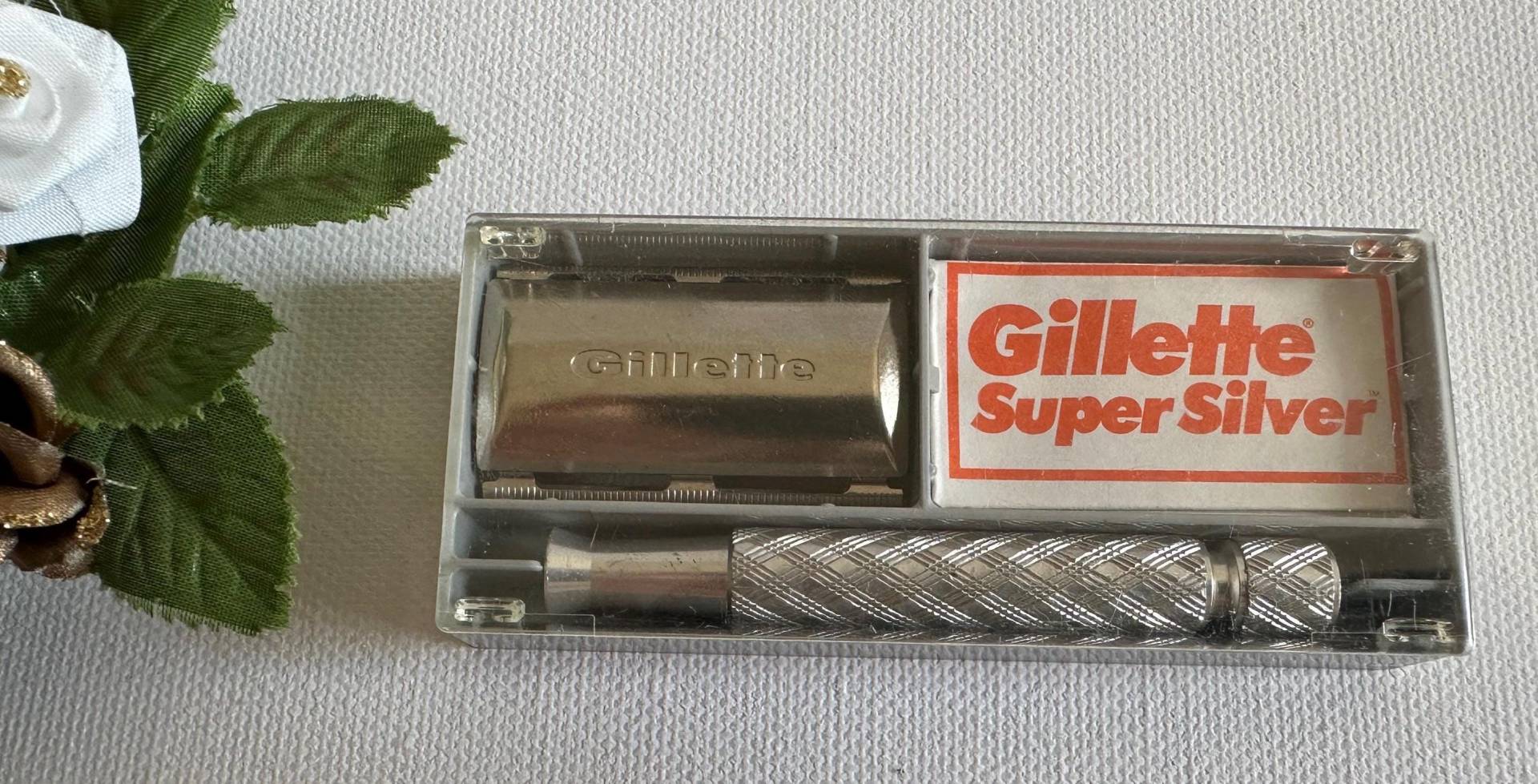 Ein 1960Er Jahre Rasierhobel Von Gillette, Hergestellt in England, Mit Neuen Versiegelten Super Silver-Klingen Ein 1960Er Jahre Rasierhobel Von Gillette, Hergestellt in England, Mit Neuen Versiegelten Super Silver-Klingen von Etsy - RetroCommode