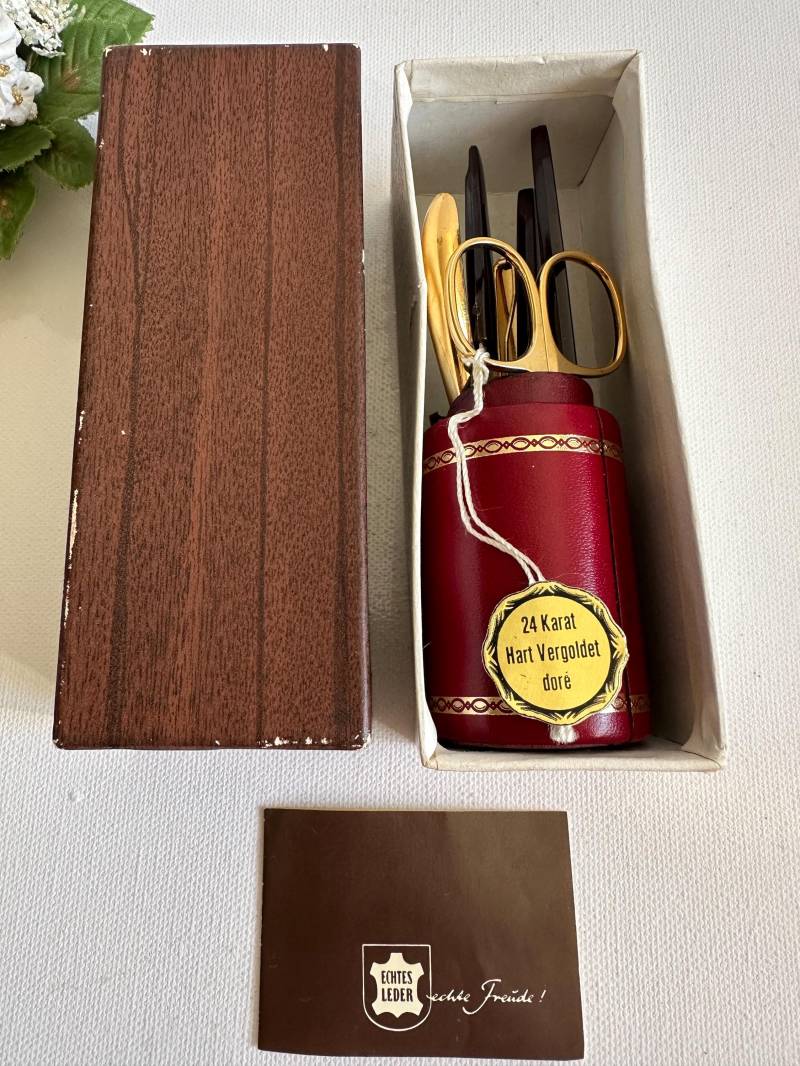 Vintage Vergoldetes Maniküreset Aus Solingen Germany, in Einem Roten Lederetui Vintage Vergoldetes Maniküreset Aus Solingen Germany, in Einem Roten Lederetui von Etsy - RetroCommode