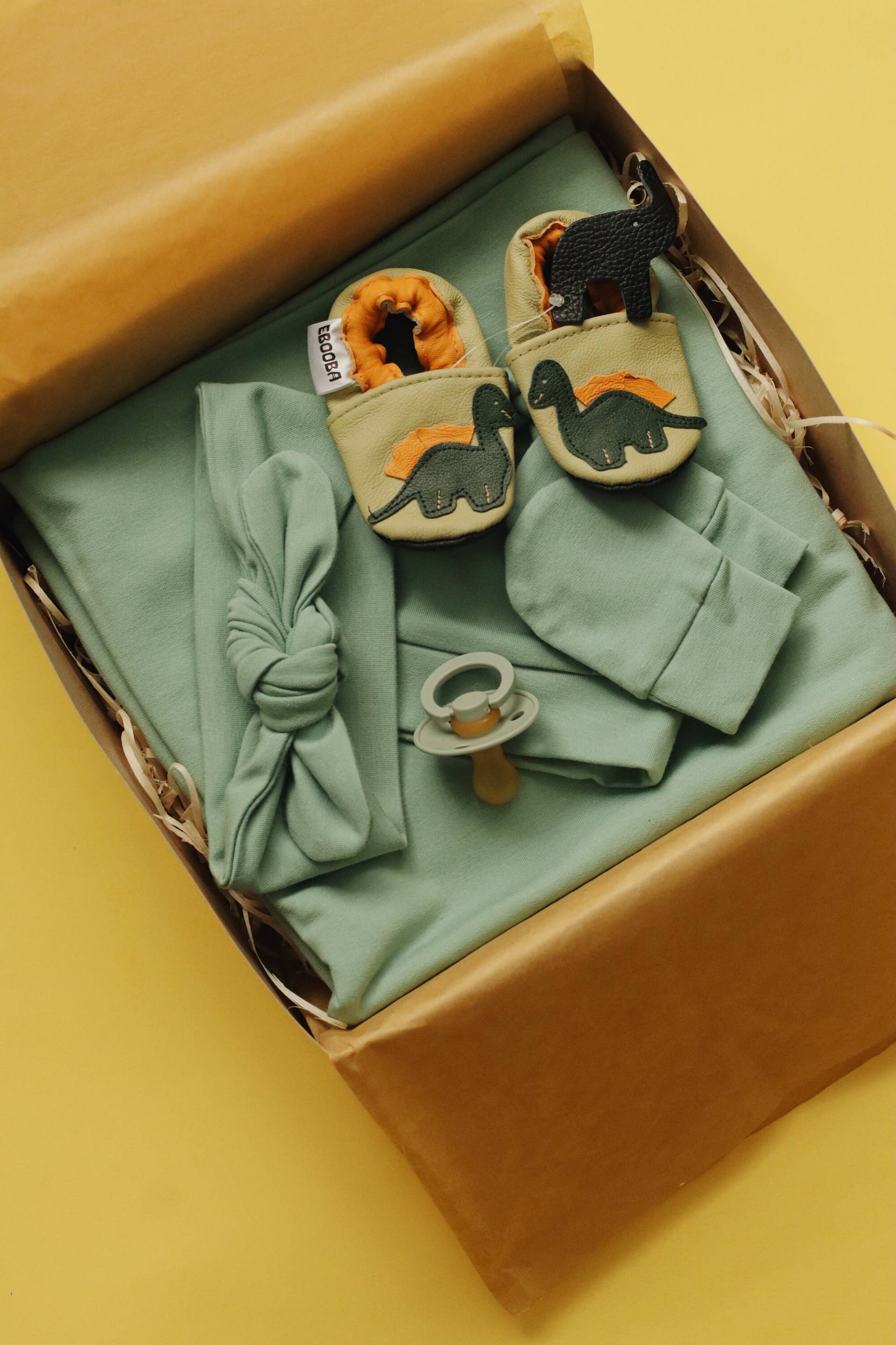 Neugeborenen Geschenkkorb - Baby Swaddle Set Olive Geschenkset Neues Geschenk Box Mädchen Junge Gender Neutral Neugeborenen Geschenkkorb - Baby Swaddle Set Olive Geschenkset Neues Geschenk Box Mädchen Junge Gender Neutral von Etsy - RipkaStore