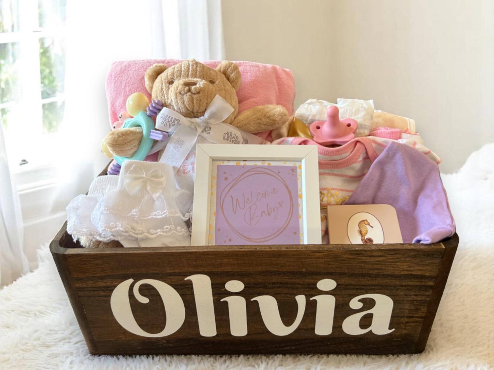 Mädchen Willkommen Baby-Geschenk-Box, Baby Girl Care Paket, Personalisierte Hamper, Neugeborene Geschenk-Box, Geschenk-Set von Etsy - RobinsNestNC