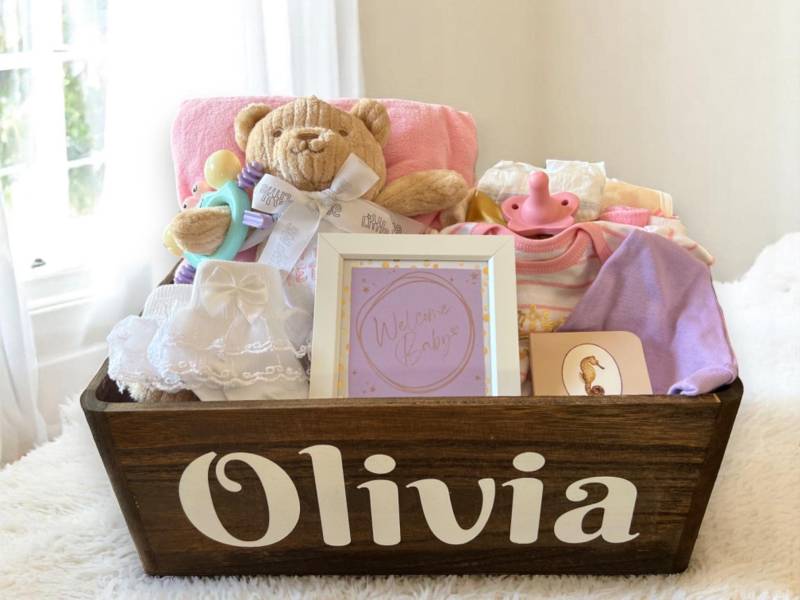 Mädchen Willkommen Baby-Geschenk-Box, Baby Girl Care Paket, Personalisierte Hamper, Neugeborene Geschenk-Box, Geschenk-Set von Etsy - RobinsNestNC