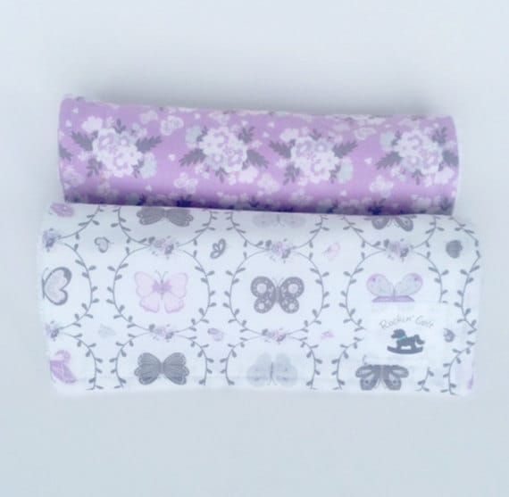 Floral Spucktuch - Schmetterling Spucktücher Lavendel Floral Spucktuch - Schmetterling Spucktücher Lavendel von Etsy - RockinColt