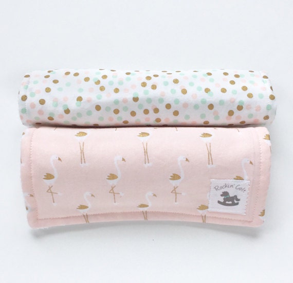 Mädchen Kleidung - Rosa-Flamingo Burp Spucktücher Polka Dots von Etsy - RockinColt