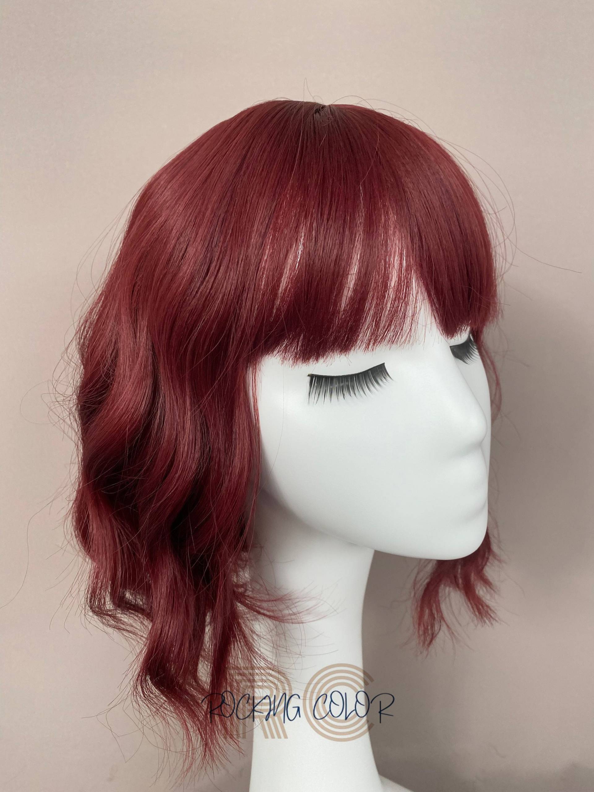 Burgund-Rote Gewellte Perücke Mit Pony. 12-Zoll-Kurz Perücke. Gratis Perückenkappe Burgund-Rote Gewellte Perücke Mit Pony. 12-Zoll-Kurz Perücke. Gratis Perückenkappe von Etsy - RockingColour