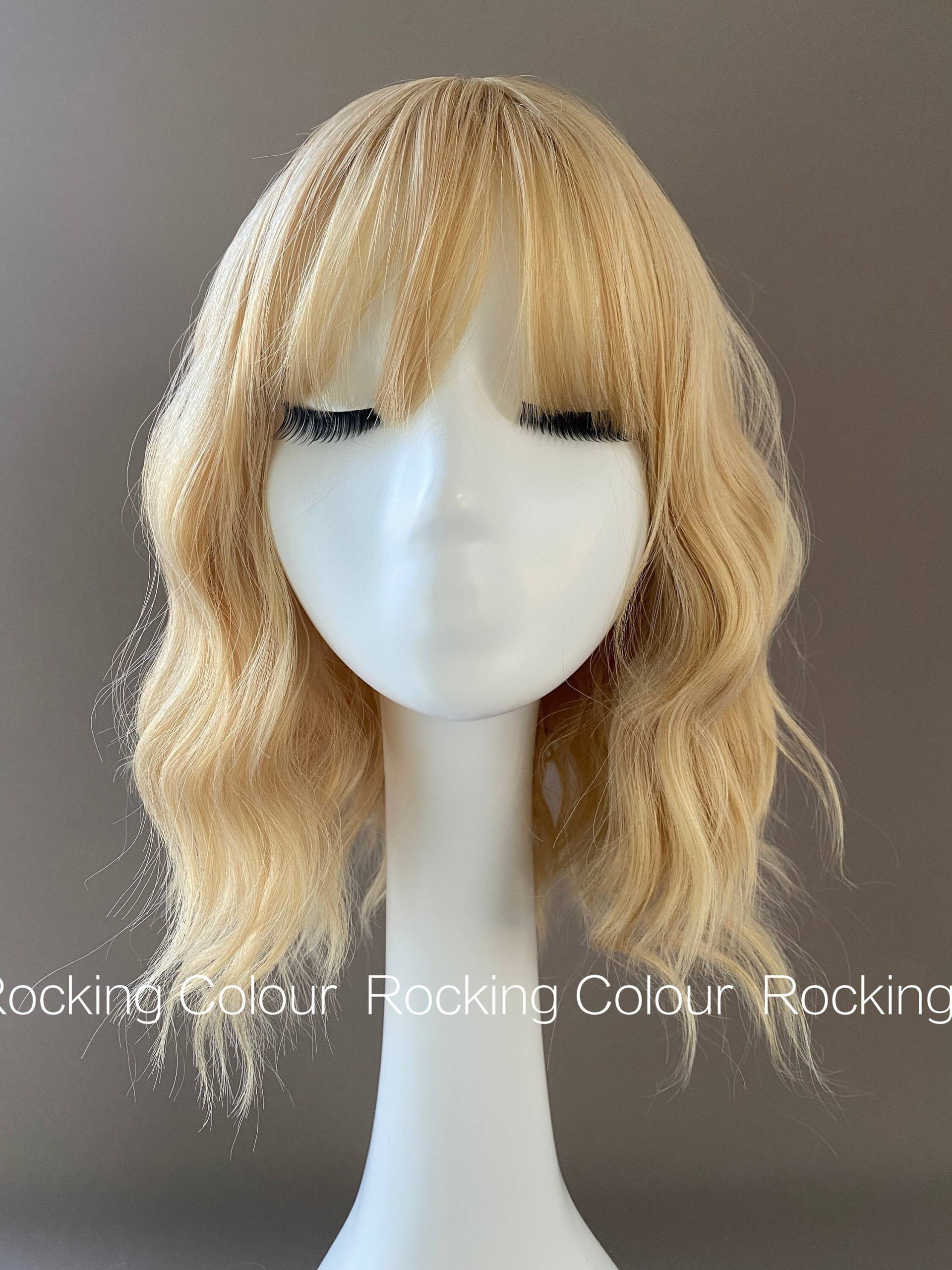 Gold Blonde Gewellte Bob Perücke Mit Ponys.14-Zoll Schulter Länge Perücke. Gratis Perückenkappe Gold Blonde Gewellte Bob Perücke Mit Ponys.14-Zoll Schulter Länge Perücke. Gratis Perückenkappe von Etsy - RockingColour