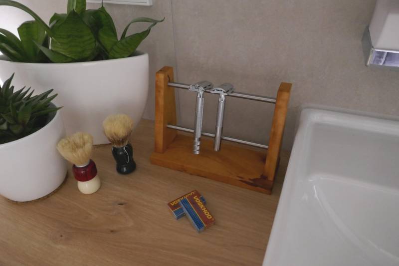 Rasierhobel Ständer Aus Apfelbaumholz Mit Edelstahlstangen von Etsy - RolandsHolzwerkstatt