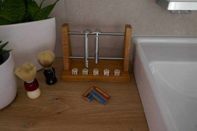 Rasierhobel Ständer Aus Buchenholz Mit Edelstahlstangen Und Würfeln von Etsy - RolandsHolzwerkstatt