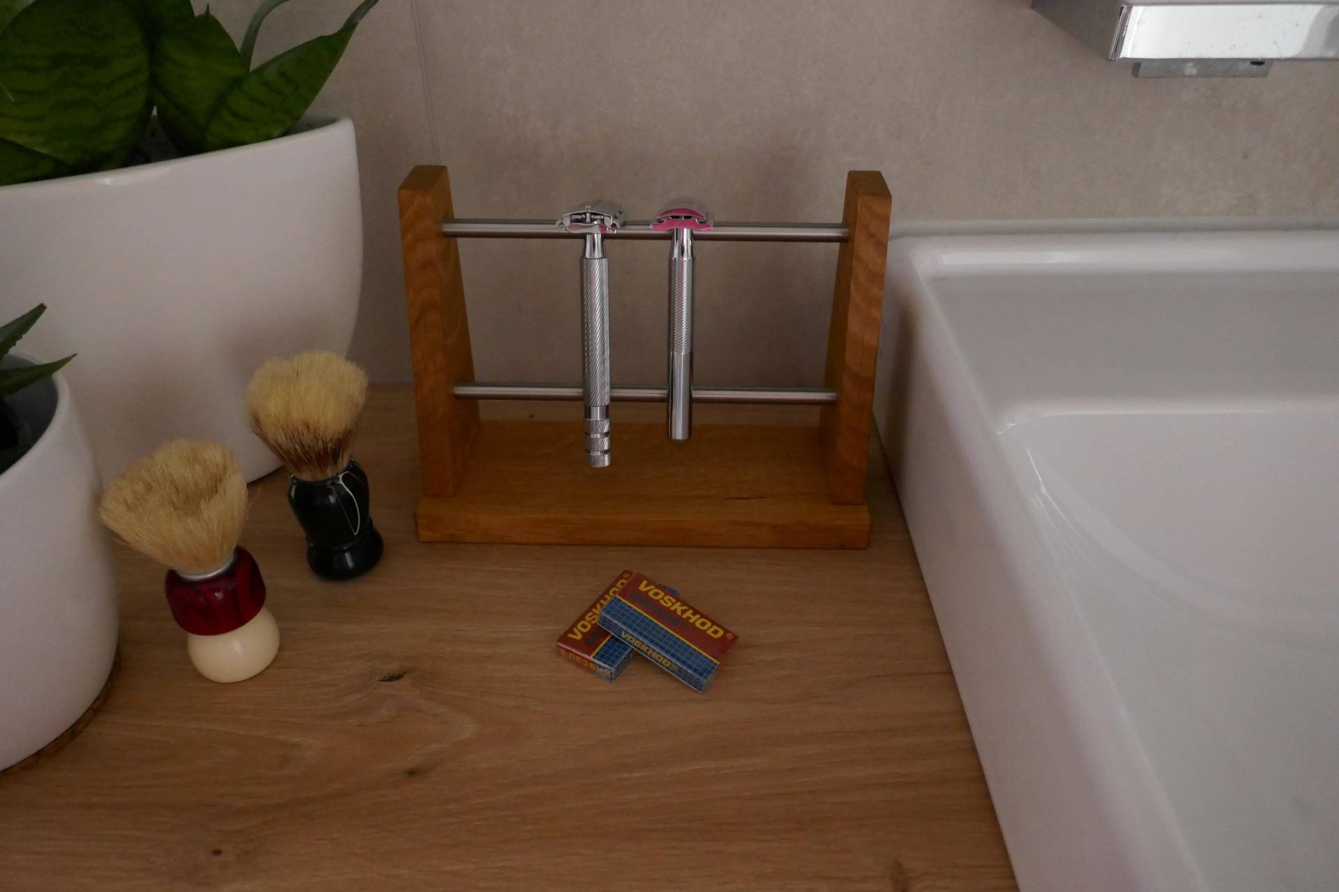 Rasierhobel Ständer Aus Eichenholz Mit Edelstahlstangen von Etsy - RolandsHolzwerkstatt