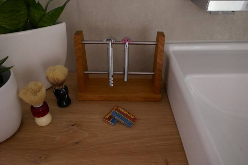 Rasierhobel Ständer Aus Eichenholz Mit Edelstahlstangen von Etsy - RolandsHolzwerkstatt