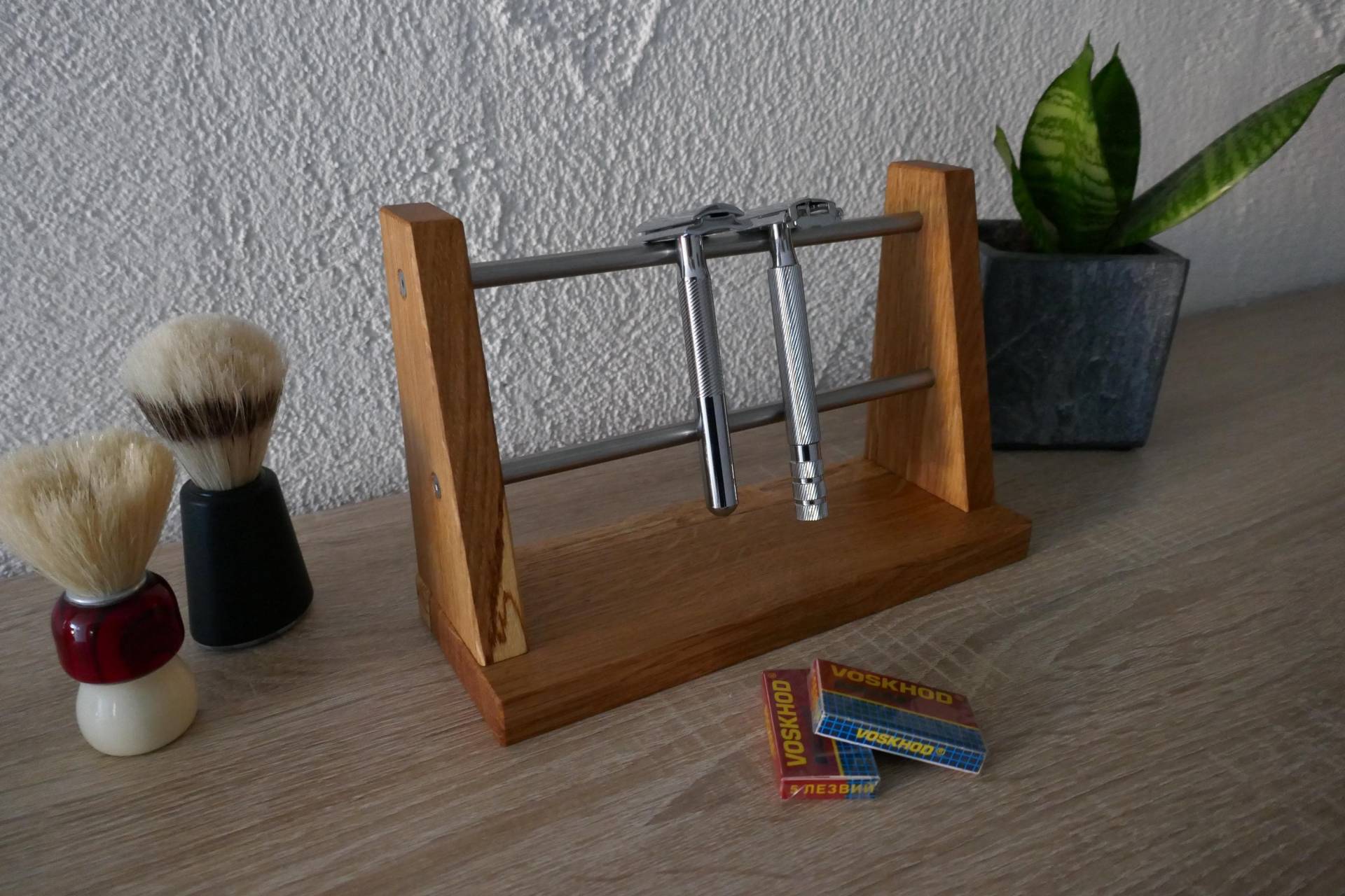 Rasierhobel Ständer Aus Eichenholz Und Edelstahlstangen Mit Individueller Maserung von Etsy - RolandsHolzwerkstatt