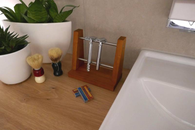 Rasierhobel Ständer Aus Kirschbaumholz Mit Edelstahlstangen von Etsy - RolandsHolzwerkstatt