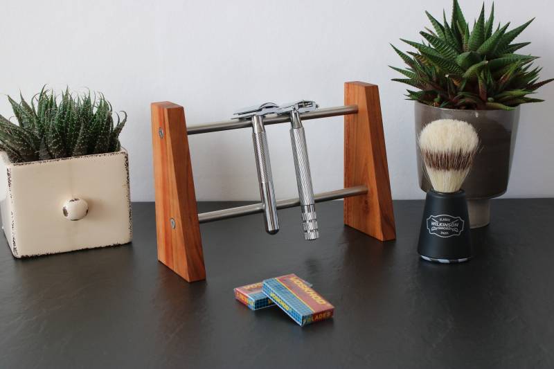 Rasierhobel Ständer Aus Pflaumenbaumholz Und Edelstahlstangen von Etsy - RolandsHolzwerkstatt