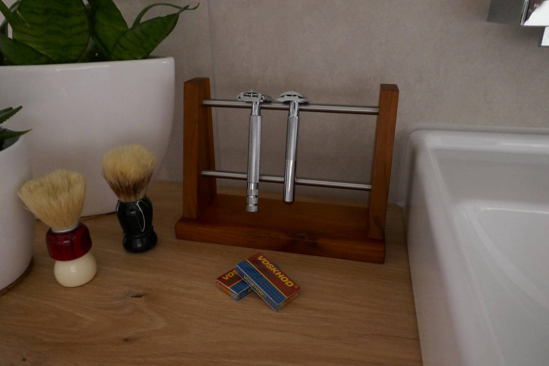 Rasierhobel Ständer Aus Pflaumenholz Mit Edelstahlstangen von Etsy - RolandsHolzwerkstatt