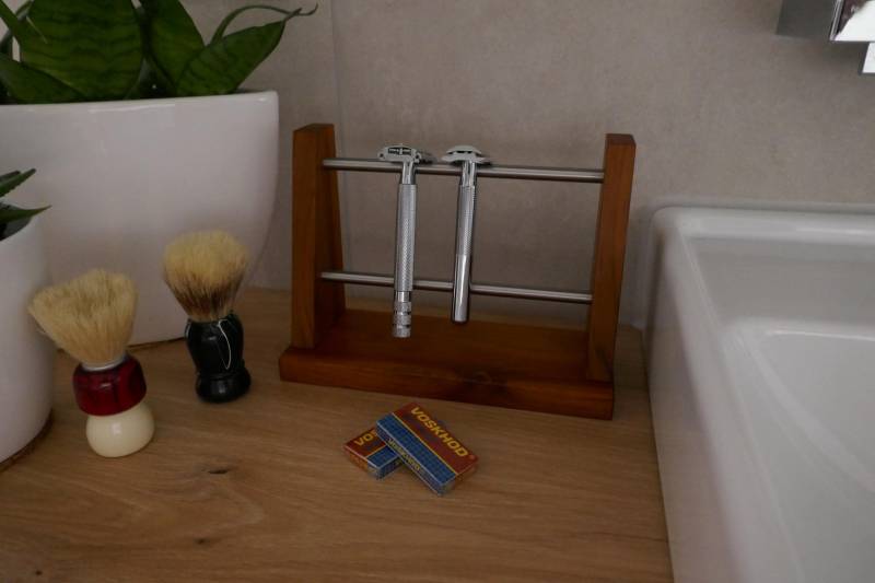 Rasierhobel Ständer Aus Pflaumenholz Mit Edelstahlstangen von Etsy - RolandsHolzwerkstatt