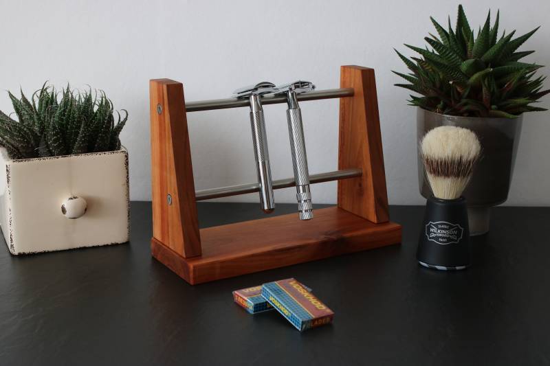 Rasierhobel Ständer Aus Pflaumenholz Und Edelstahlstangen von Etsy - RolandsHolzwerkstatt