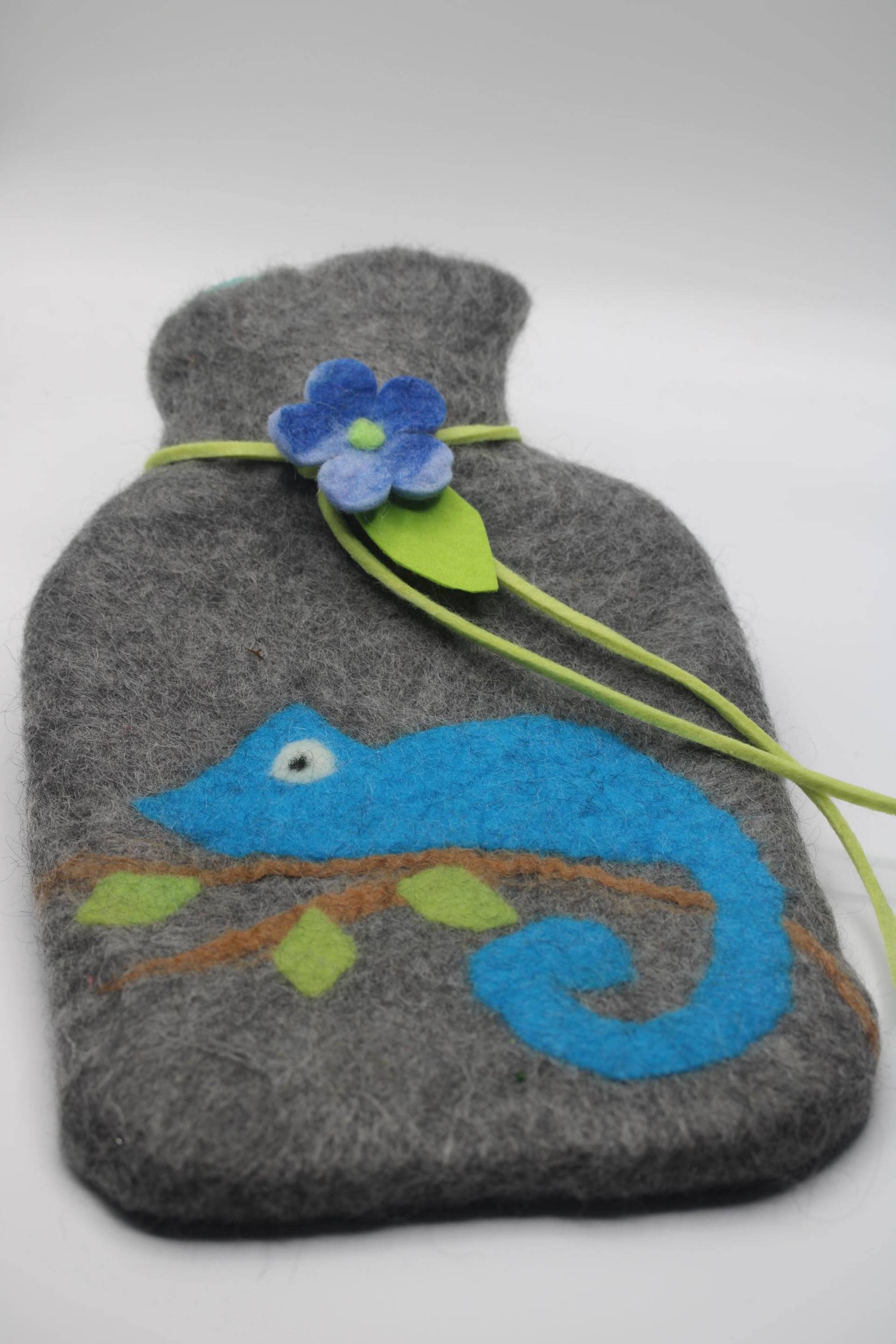 Handmade Unikat, Handgefilzte Wärmflaschenhülle -Chamäleon Treffen Märchenwärme , Wärmflasche Filz/Filzwärmeflasche Mit Chamäleon Handmade Unikat, Handgefilzte Wärmflaschenhülle -Chamäleon Treffen Märchenwärme , Wärmflasche Filz/Filzwärmeflasche Mit Chamäleon von Etsy - Rosenfilz