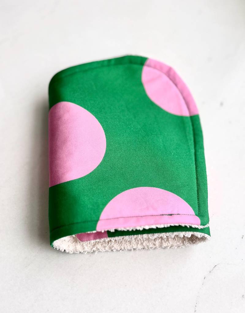 Helles Bubblegum Pink Und Grünes Halb Konturiertes Spucktuch von Etsy - RosieCoos