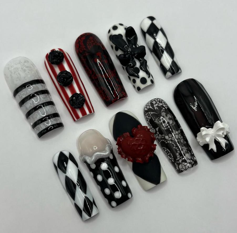 Gothic Harlekin Drücken Sie Auf Die Nägel | Schwarz Rot Weiß 3D Nail Art Karierte Streifen Polka Dot Punk Fake Niedliche Dunkle Ästhetik von Etsy - RoswithaDecor