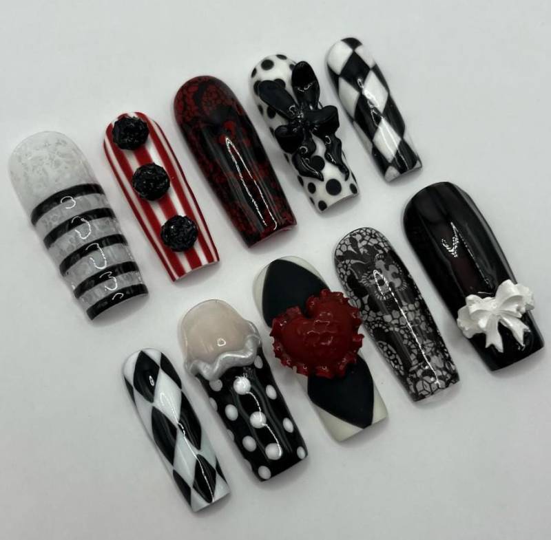Gothic Harlekin Drücken Sie Auf Die Nägel | Schwarz Rot Weiß 3D Nail Art Karierte Streifen Polka Dot Punk Fake Niedliche Dunkle Ästhetik von Etsy - RoswithaDecor