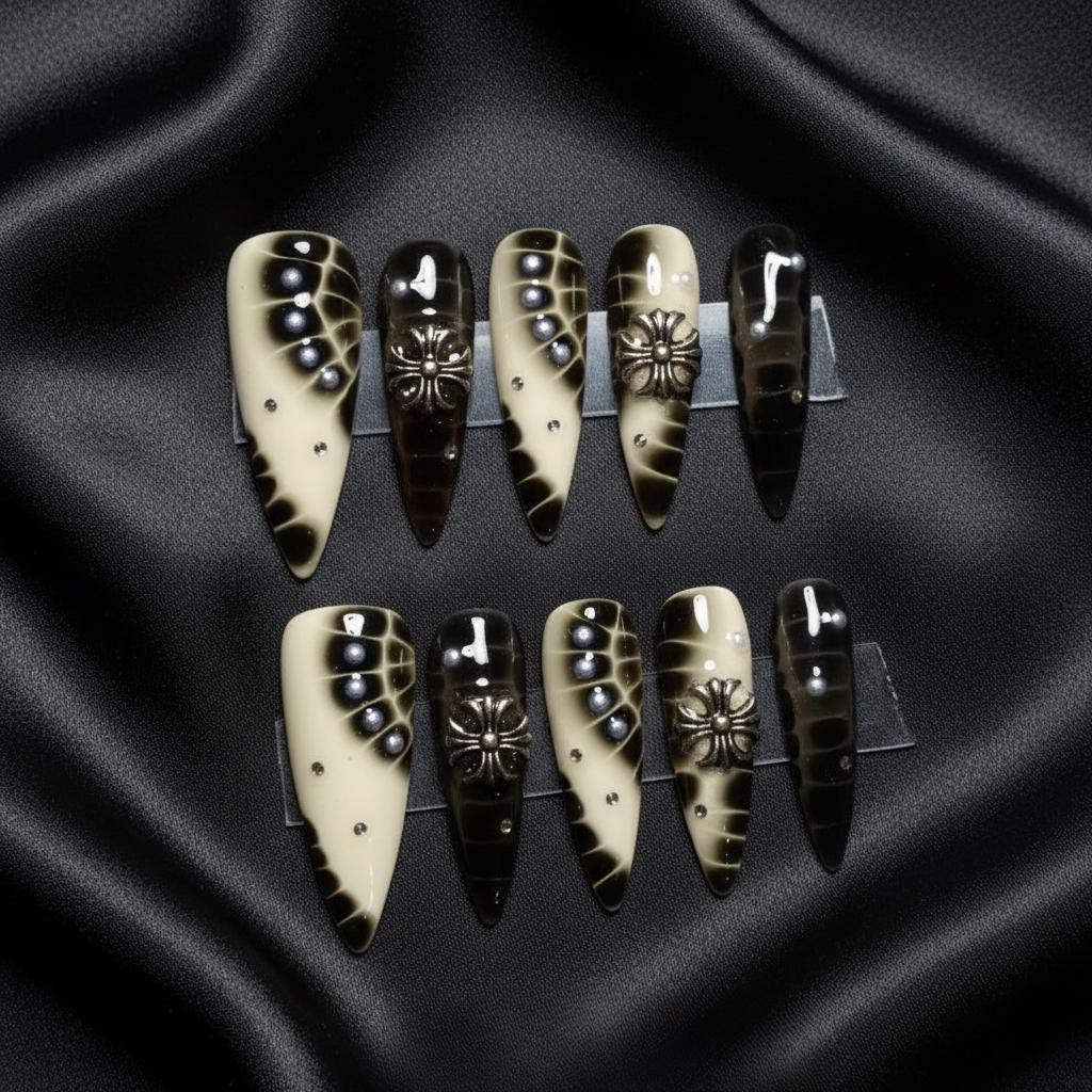 Gothic Schwarz Beige Drücken Sie Auf Die Nägel | Spinnennetz & Kreuz Charm Perle Bolzen Gefälschte Nagel-Set von Etsy - RoswithaDecor