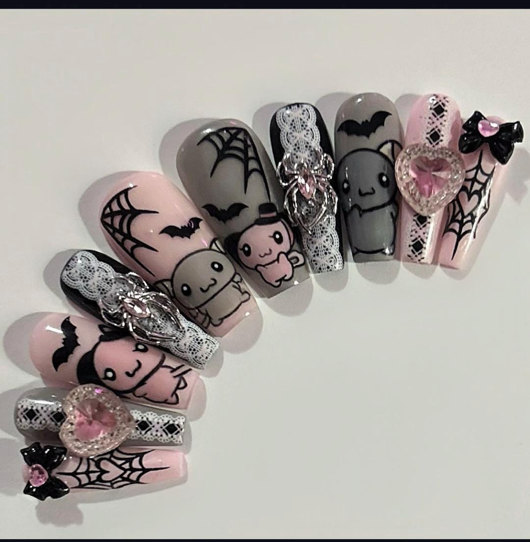 Kawaii Gothic Drücken Sie Auf Die Nägel | Pink Schwarz Spinnennetz Fledermaus Nail Art Spitze & Herz Anhänger von Etsy - RoswithaDecor