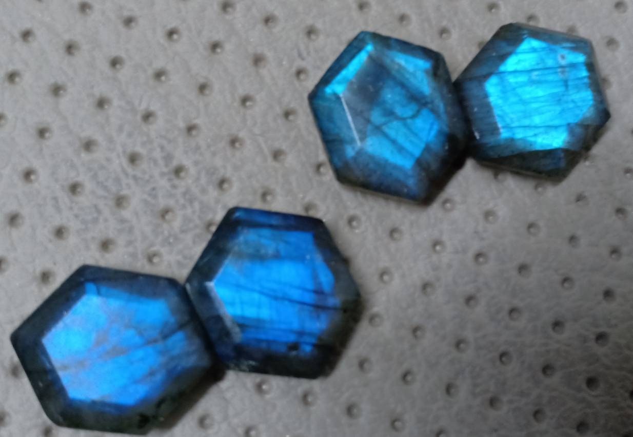 4 Pec Lot Blau Labradorit Facettiert. Gewicht 22.40 Karat.siz 11x14 Mm. Fancy Form. .labradorite Itam 4 Pec Lot Blau Labradorit Facettiert. Gewicht 22.40 Karat.siz 11x14 Mm. Fancy Form. .labradorite Itam von Etsy - RoyalgemsGoods