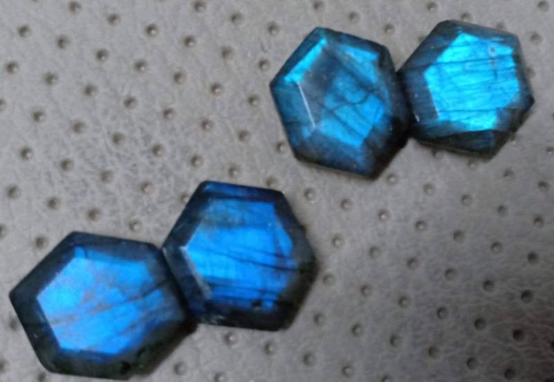 4 Pec Lot Blau Labradorit Facettiert. Gewicht 22.40 Karat.siz 11x14 Mm. Fancy Form. .labradorite Itam 4 Pec Lot Blau Labradorit Facettiert. Gewicht 22.40 Karat.siz 11x14 Mm. Fancy Form. .labradorite Itam von Etsy - RoyalgemsGoods