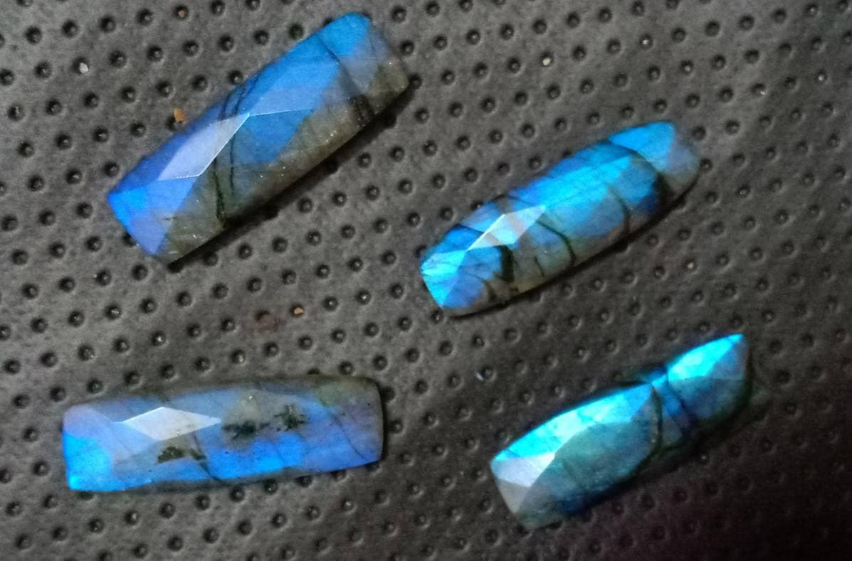 Blauer Labradorit Facettiert.4 Pec Viel. Siz 10x30 Mm. Gewicht 56, 25 Karat Blauer Labradorit Facettiert.4 Pec Viel. Siz 10x30 Mm. Gewicht 56, 25 Karat von Etsy - RoyalgemsGoods