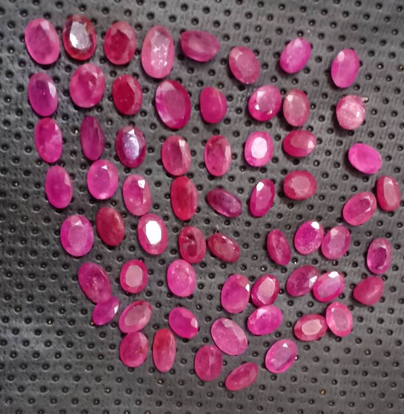 Natürliche Rubin Faceted81 Pic Lot. Siz 6x8mm Gewicht 111.20 Karat Ovel Form Machen Ist Gut. Herstellung in Silber Natürliche Rubin Faceted81 Pic Lot. Siz 6x8mm Gewicht 111.20 Karat Ovel Form Machen Ist Gut. Herstellung in Silber von Etsy - RoyalgemsGoods