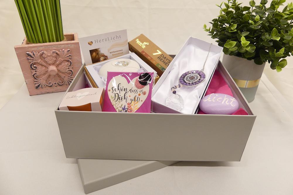 Achtsamkeit, Herzlicht, Ruhe, Geschenk, Box, Suncatcher, Blumengruß, Auszeit, Zeit Für Sich, Meditation, Yoga, Licht, Von Herzen Achtsamkeit, Herzlicht, Ruhe, Geschenk, Box, Suncatcher, Blumengruß, Auszeit, Zeit Für Sich, Meditation, Yoga, Licht, Von Herzen von Etsy - RuheInselWachsmuth