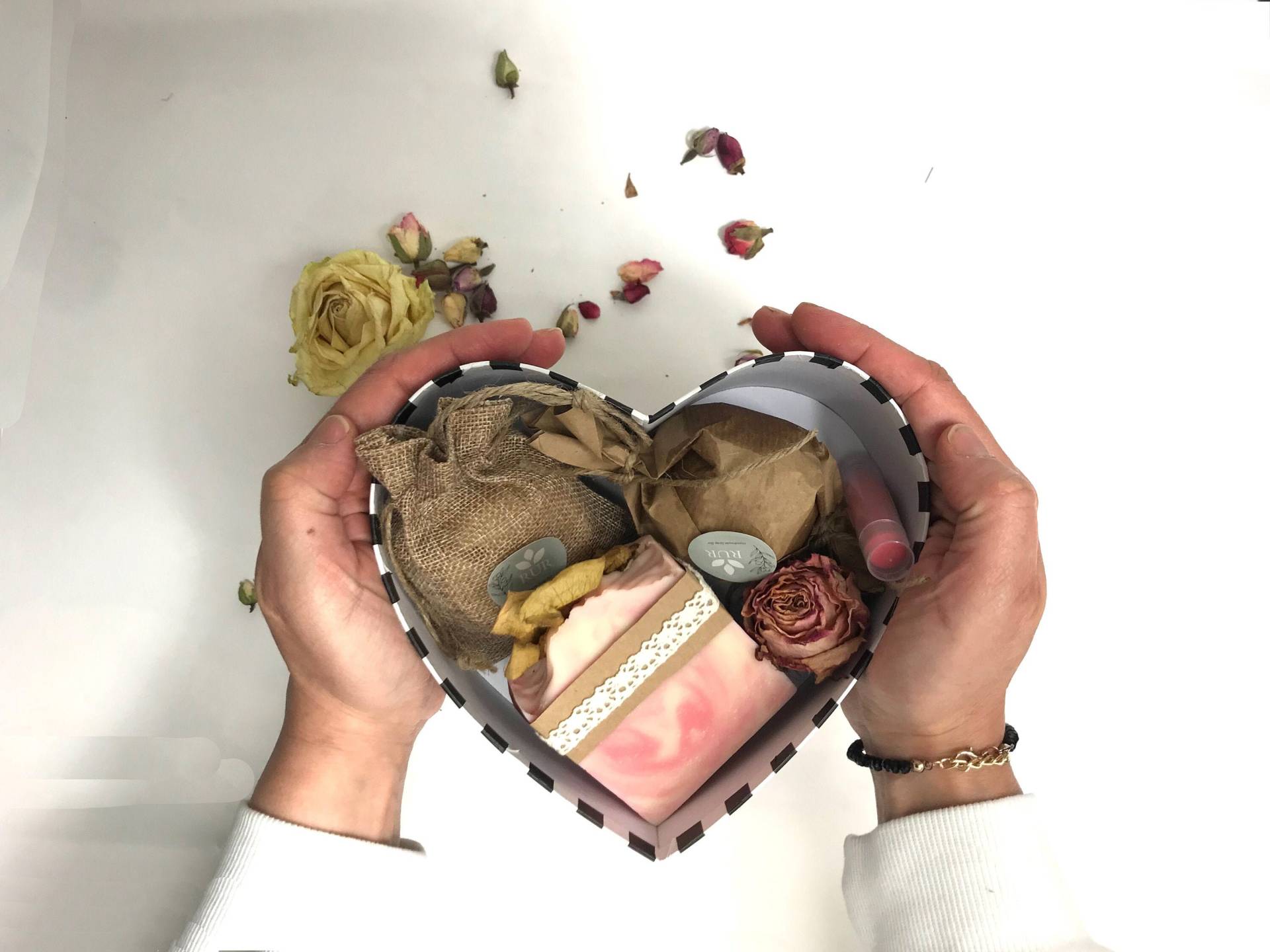 Rur Soap - Gemischtes Päckchen Seifen, Badebomben Und Bio Lippen Balm Handgemacht Herzform Rur Soap - Gemischtes Päckchen Seifen, Badebomben Und Bio Lippen Balm Handgemacht Herzform von Etsy - Rursoap