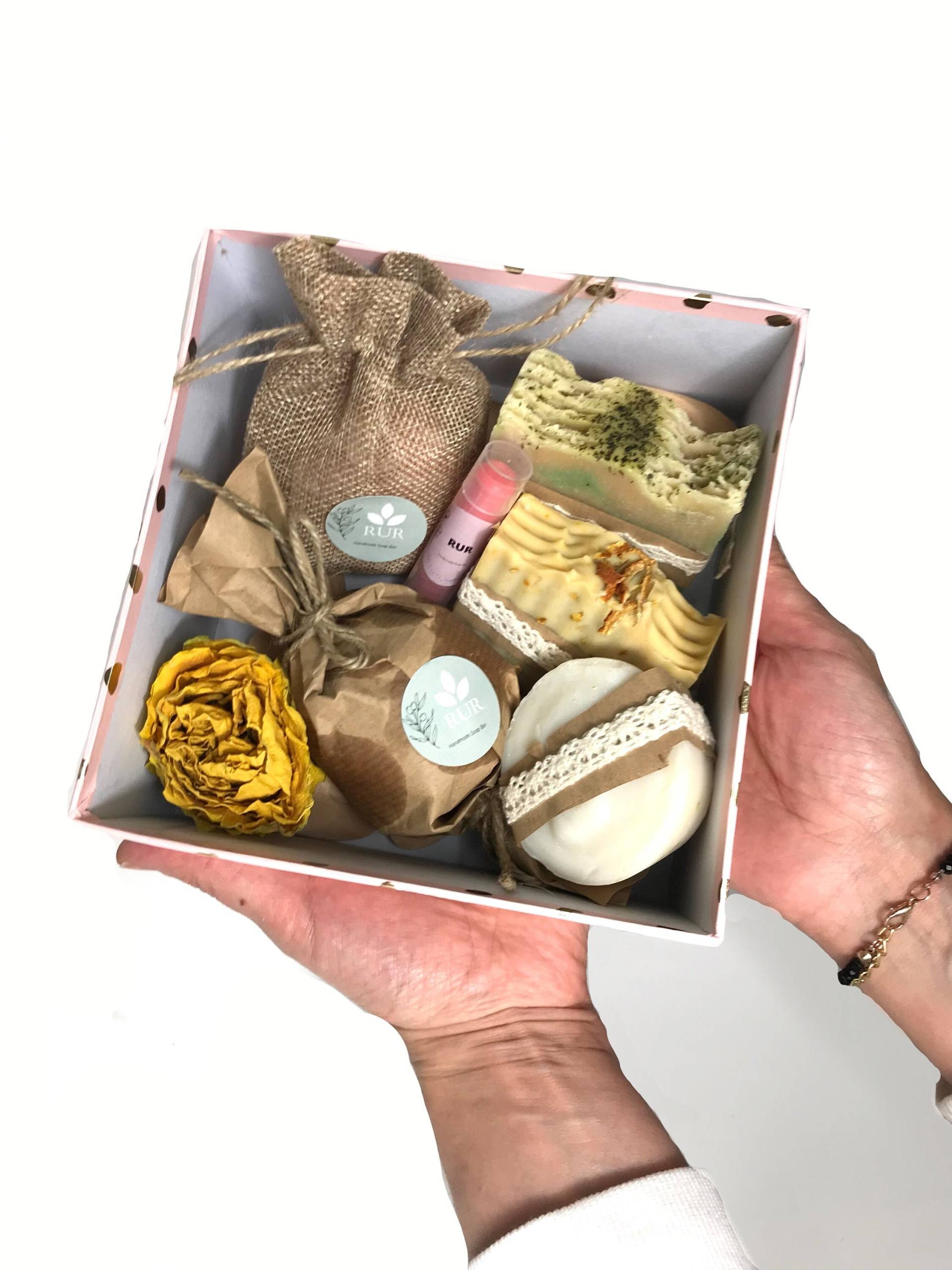 Rur Soap - Gemischtes Päckchen Seifen, Badebomben Und Bio Lippen Balm Handgemacht Rur Soap - Gemischtes Päckchen Seifen, Badebomben Und Bio Lippen Balm Handgemacht von Etsy - Rursoap