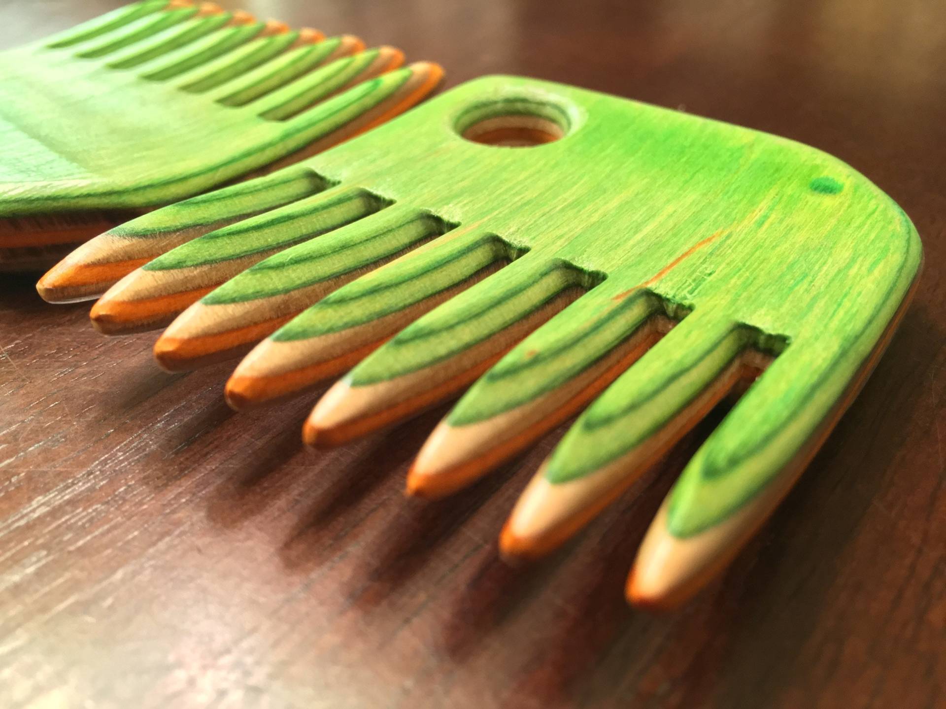 Recycelter Skateboard-Bartkamm - Grün Und Orange Handgefertigter Aus Recyceltem Skateboard von Etsy - RustyBellBeardCO