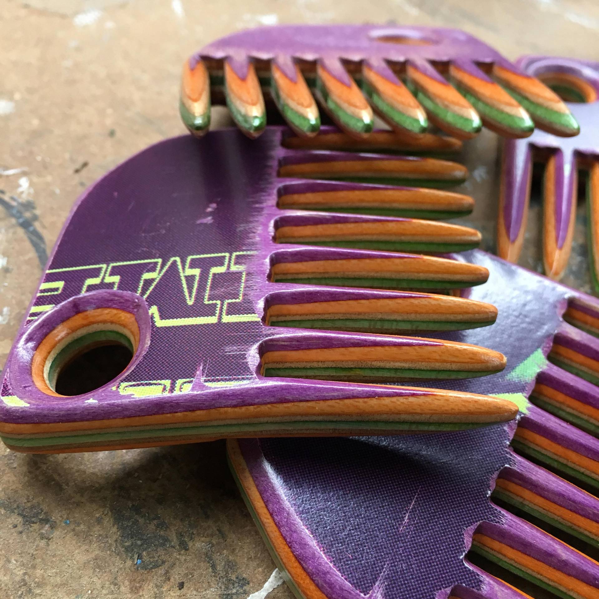 Skateboard Bartkamm - Lila/Orange/Grün Handgemacht Aus Recyceltem von Etsy - RustyBellBeardCO