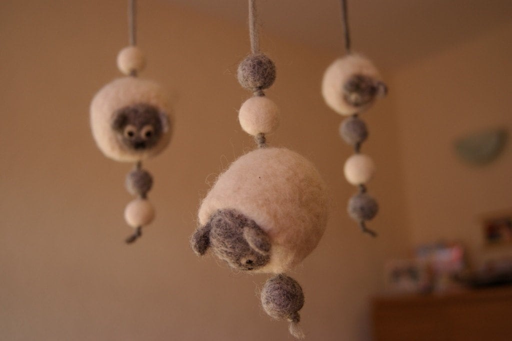 Baby Mobile, Kinderzimmer Dekoration, Naturspielzeug, Spielzeug Aus Wolle, Mobile, Schafe Krippe Mobile von Etsy - RutaFelt