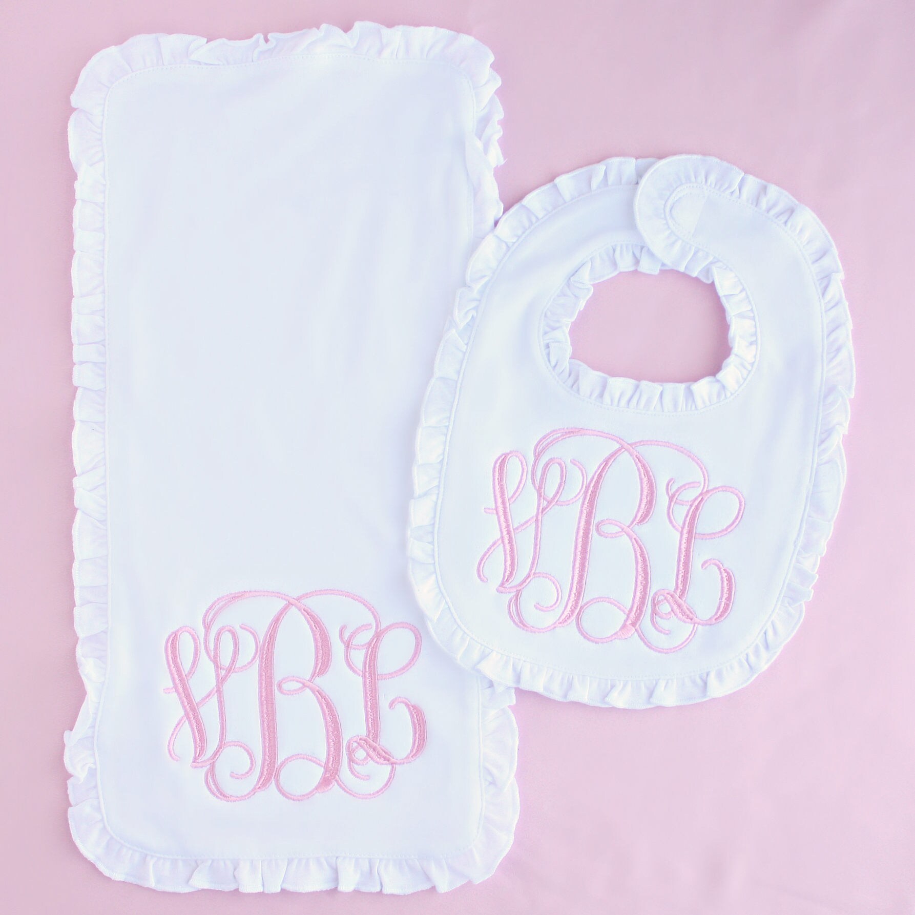Monogrammiertes Spucktuch & Lätzchen Set Mit Rüschen - Personalisiert Baby Geschenk Bestickt Mädchen Neugeborene Rosa von Etsy - SBMonograms
