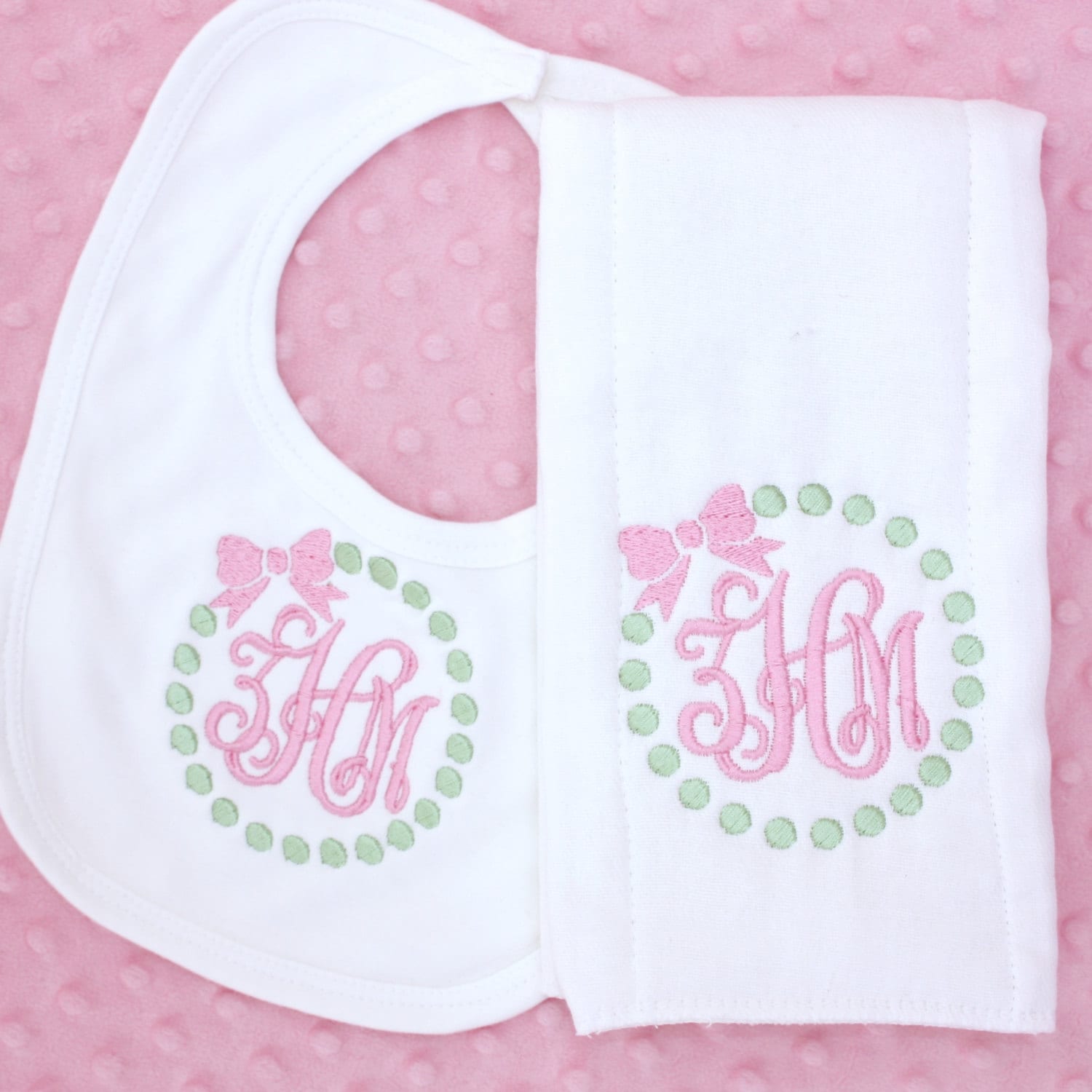 Personalisiertes Besticktes Spucktuch - Monogramm Baby Geschenk Windel Stoff Applikation Lätzchen Junge Set Mädchen Neugeborene Rosa Punkte von Etsy - SBMonograms