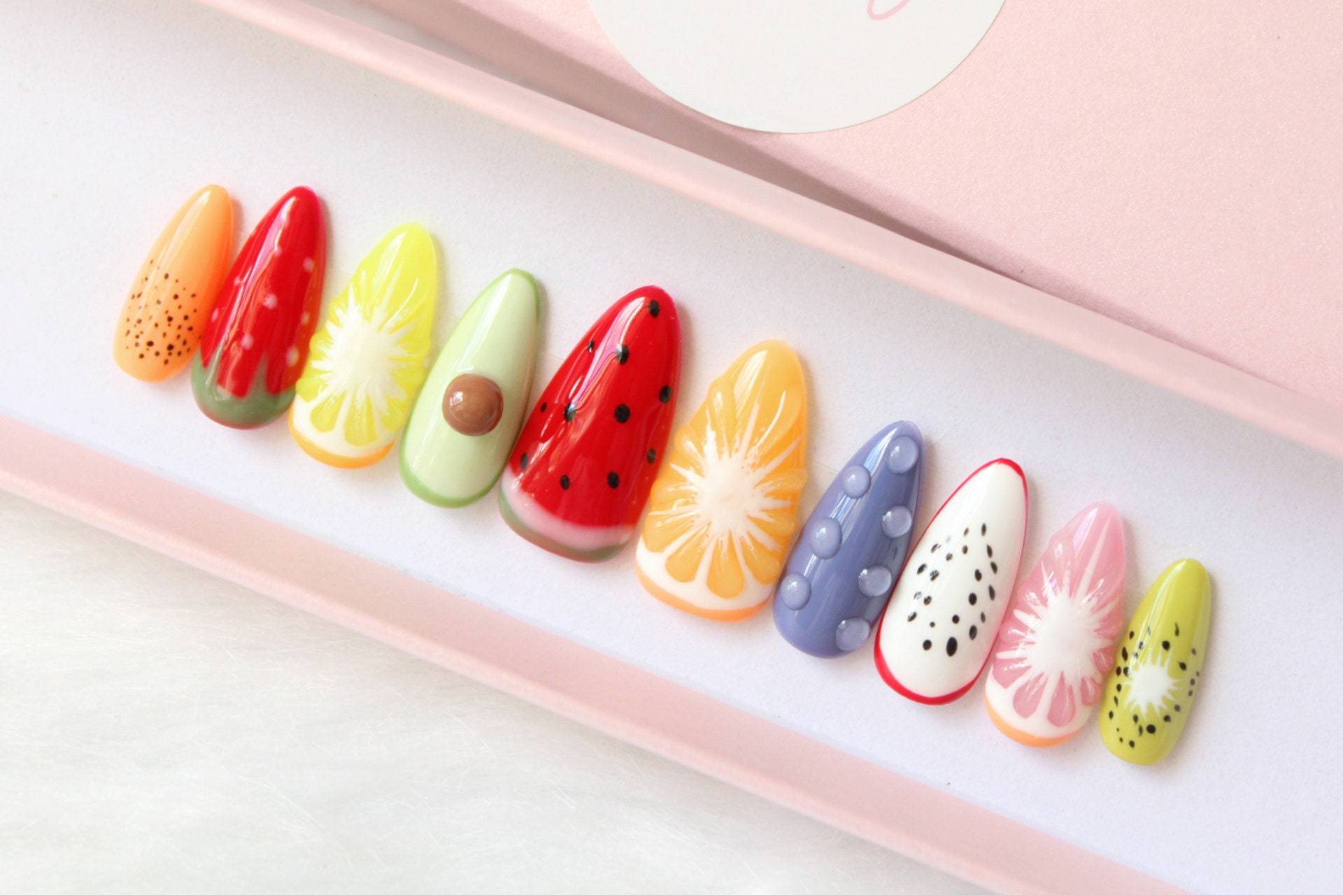 Früchte Sommer Zitrone Kiwi Trauben Wassermelone Mandel Nagel Zum Aufpressen/False Acryl Handgemacht Früchte Sommer Zitrone Kiwi Trauben Wassermelone Mandel Nagel Zum Aufpressen/False Acryl Handgemacht von Etsy - STARRYPLAYSNAIL