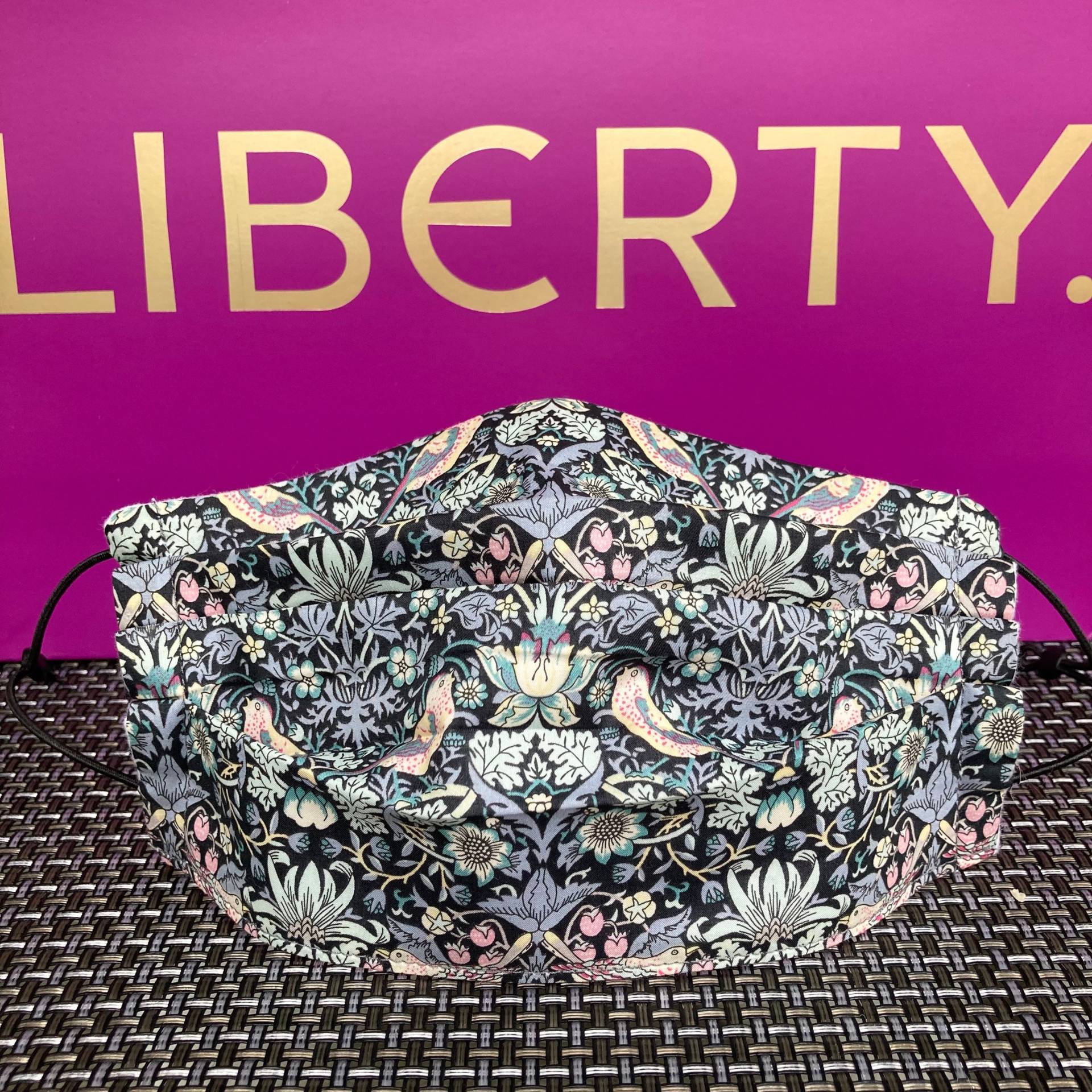 Liberty London Classic Erdbeerdieb 100% Baumwolle Verstellbar Unisex Superior Stoff Gesichtsmaske Made in Chelsea Liberty London Classic Erdbeerdieb 100% Baumwolle Verstellbar Unisex Superior Stoff Gesichtsmaske Made in Chelsea von Etsy - SW5atelier