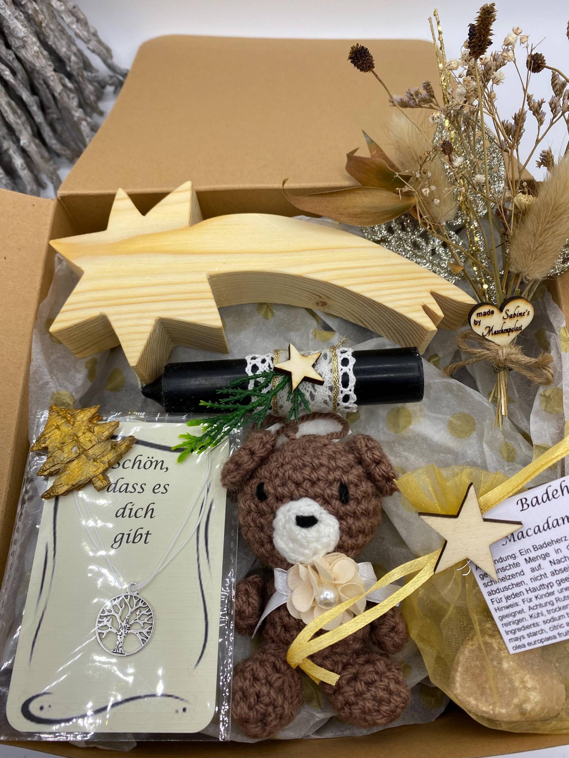 Handgemachtes Weihnachts-Geschenkset | Gehäkelter Teddybär Holz-Dekostern Armband Kerze Badeherz Trockenblumen Geschenkbox Handgemachtes Weihnachts-Geschenkset | Gehäkelter Teddybär Holz-Dekostern Armband Kerze Badeherz Trockenblumen Geschenkbox von Etsy - SabinesMaschenpalast