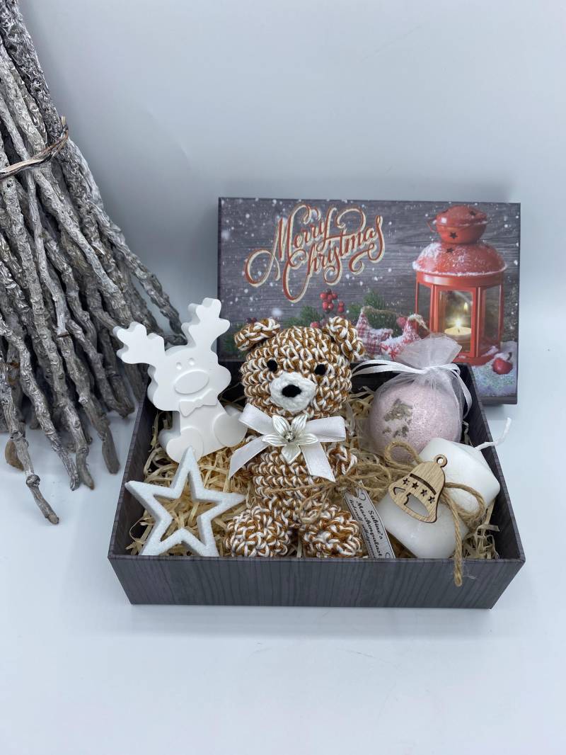 Weihnachtliches Geschenkset Mit Handgemachtem Teddybär Elch Deko Dekostern Badekugel Weihnachtskerze Geschenkidee Weihnachten Weihnachtliches Geschenkset Mit Handgemachtem Teddybär Elch Deko Dekostern Badekugel Weihnachtskerze Geschenkidee Weihnachten von Etsy - SabinesMaschenpalast