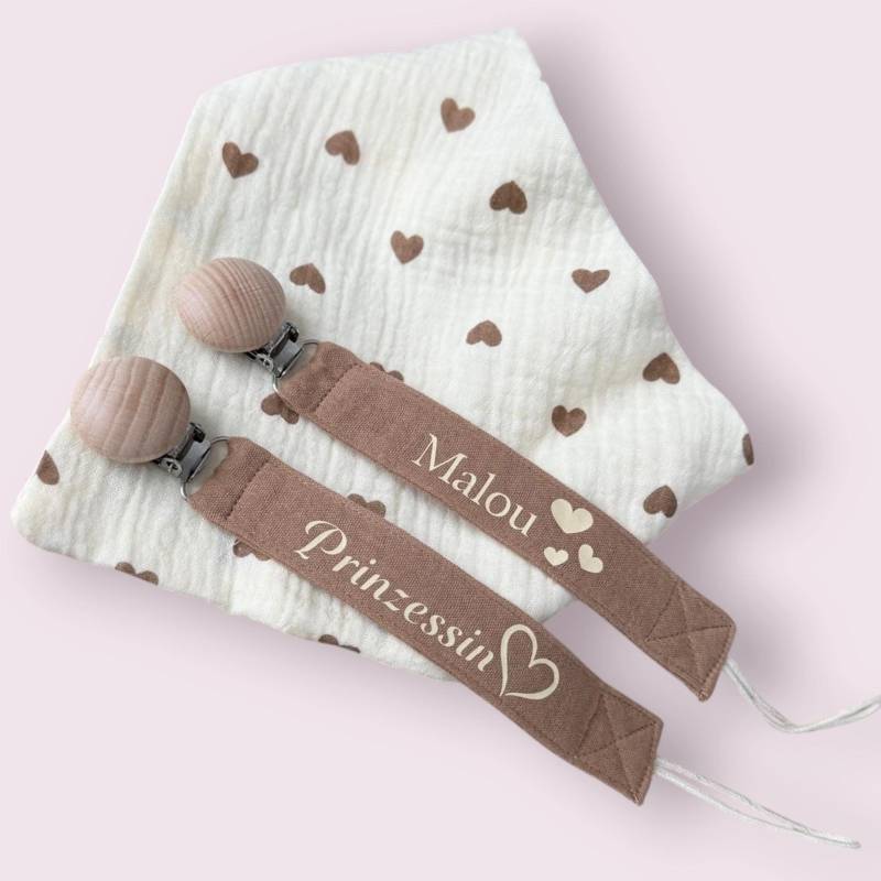 Dreieckstuch Herzen Mit Personalisiertem Nuckelband Babyset Dreieckstuch Herzen Mit Personalisiertem Nuckelband Babyset von Etsy - Sabranny