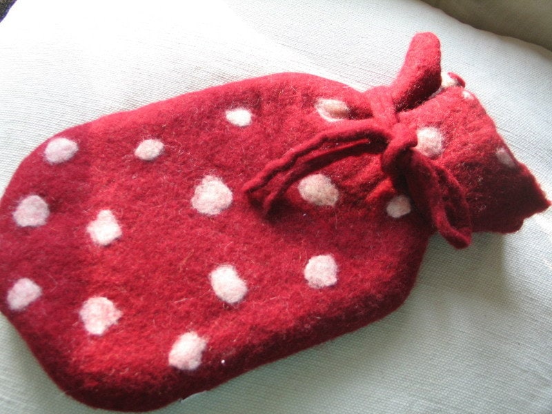Handgefilzte Wärmflaschenhülle Fliegenpilzdesign 100% Wolle in Verschiedenen Farben, Rot, Pink, Bordeauxrot Mit Weißen Punkten Handgefilzte Wärmflaschenhülle Fliegenpilzdesign 100% Wolle in Verschiedenen Farben, Rot, Pink, Bordeauxrot Mit Weißen Punkten von Etsy - SalueFilz