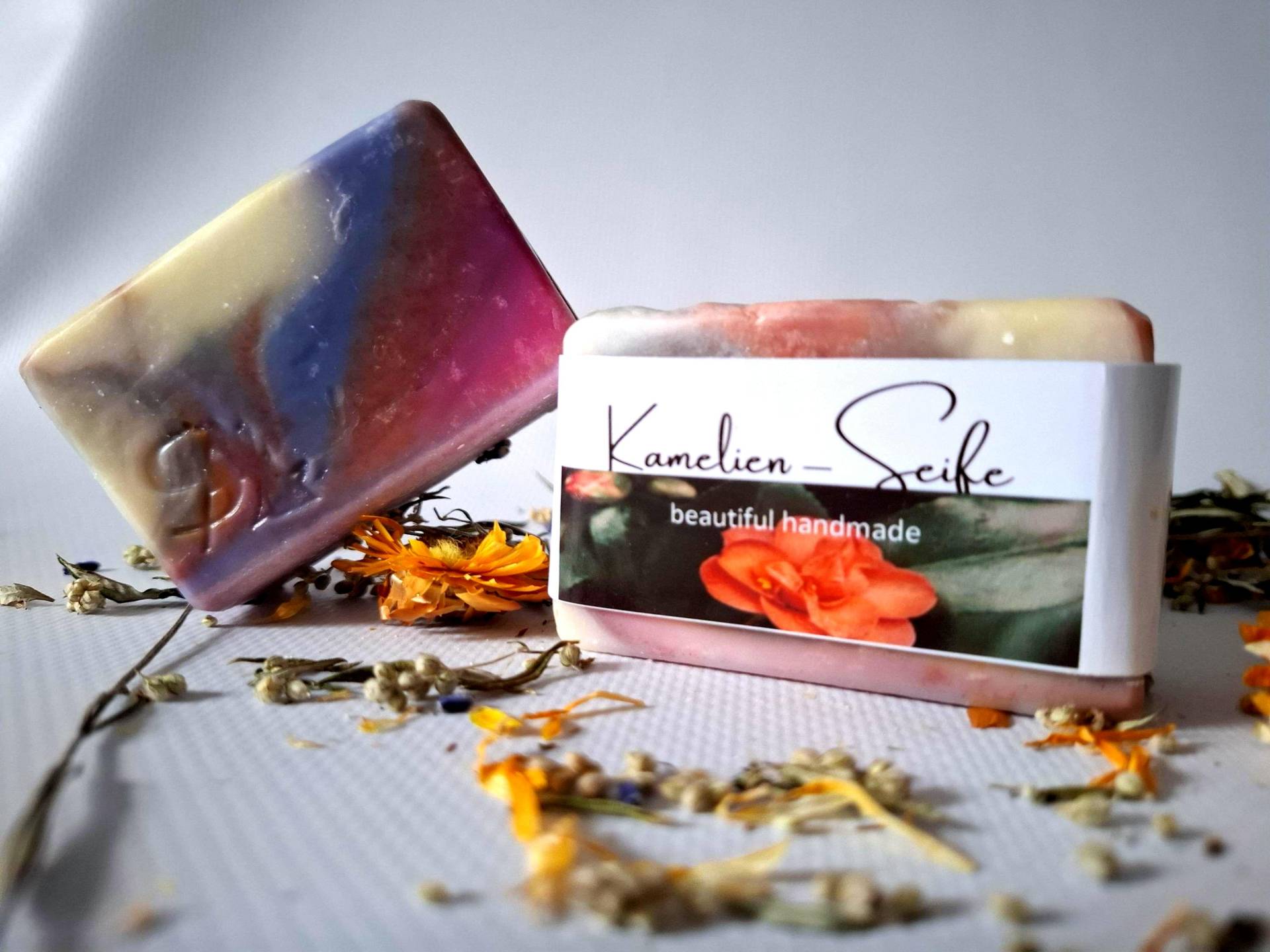 Handgemachte Kamelien-Seife - Naturseife Mit Kamelien-Extrakt | Handgesiedete Pflanzenölseife, Feste Seife, Geschenkidee, Unikat Handgemachte Kamelien-Seife - Naturseife Mit Kamelien-Extrakt | Handgesiedete Pflanzenölseife, Feste Seife, Geschenkidee, Unikat von Etsy - SandAHandwerk