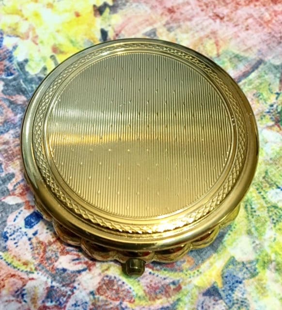Vintage Kigu Von London Compact Gold Tone 217 von Etsy - SandyNationVintage